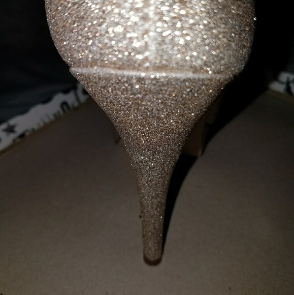 Gold high heeled shoes - Picture 3 of 3
